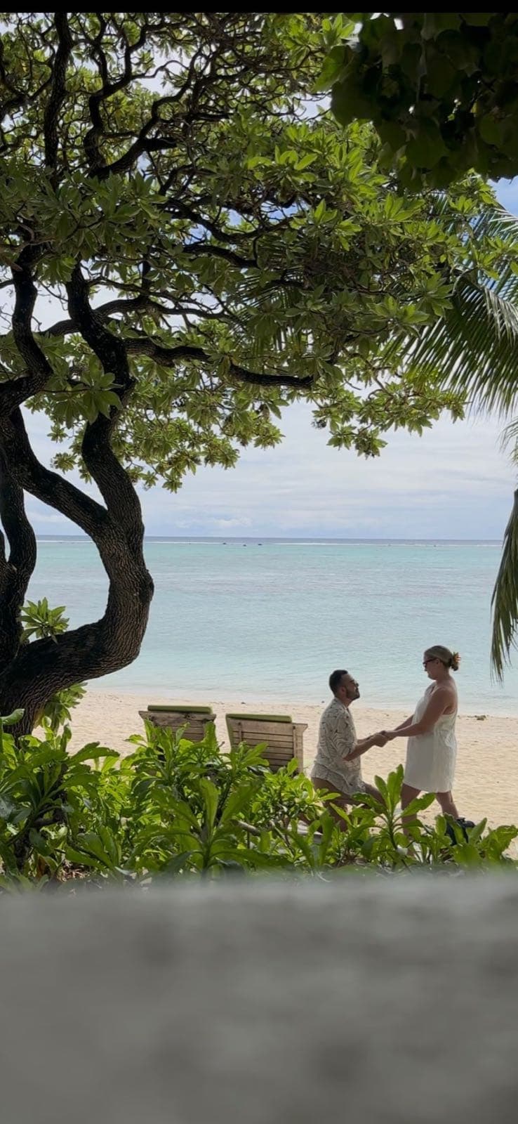 Sean proposing to Jessie beside the water in Aitutaki